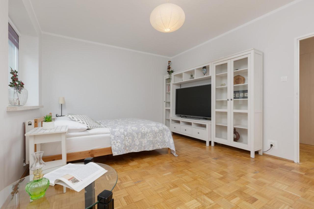 Studio Bielany With Home Office Near Metro Station By Noclegi Renters Warsaw Exterior photo