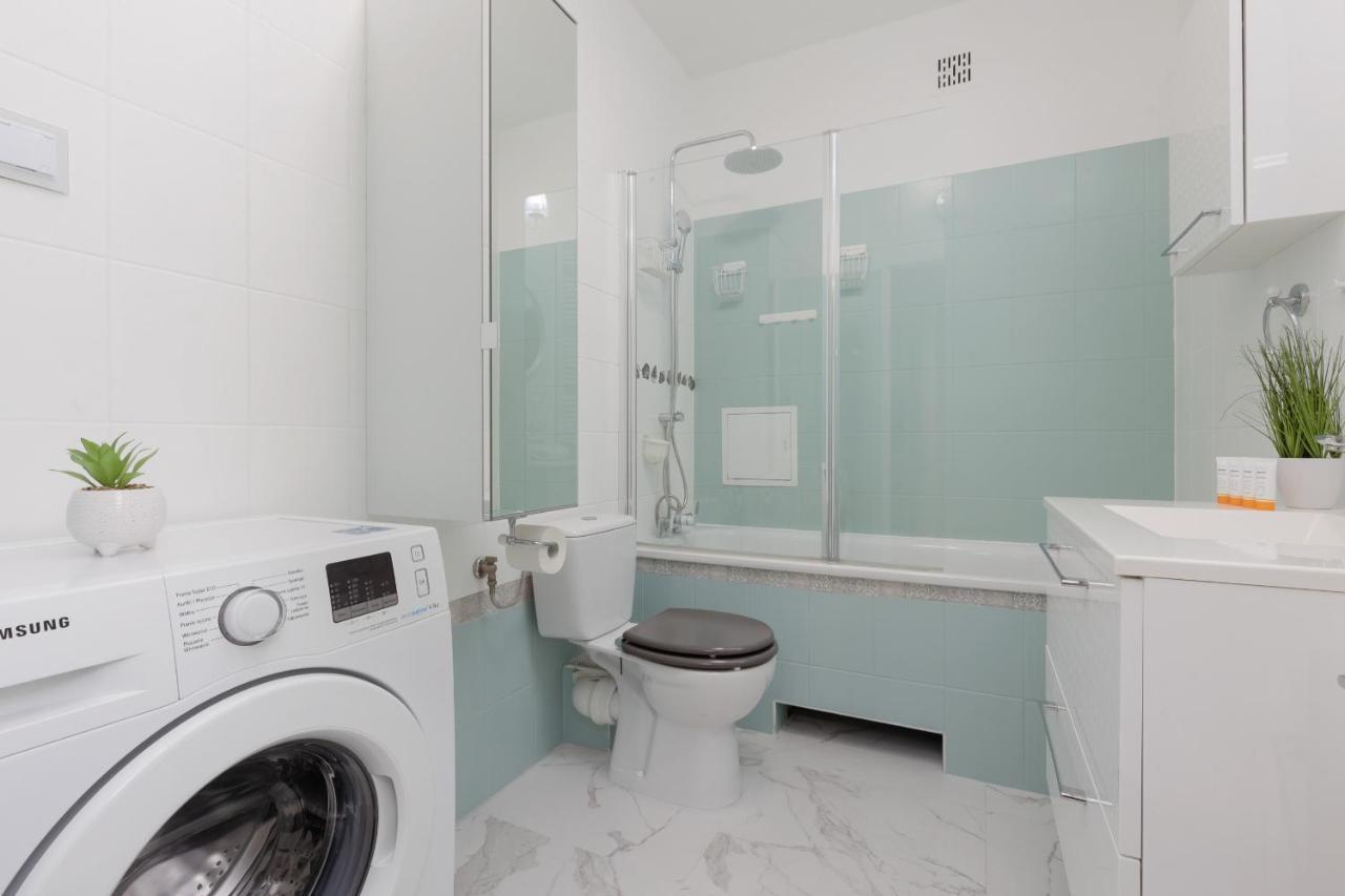 Studio Bielany With Home Office Near Metro Station By Noclegi Renters Warsaw Exterior photo