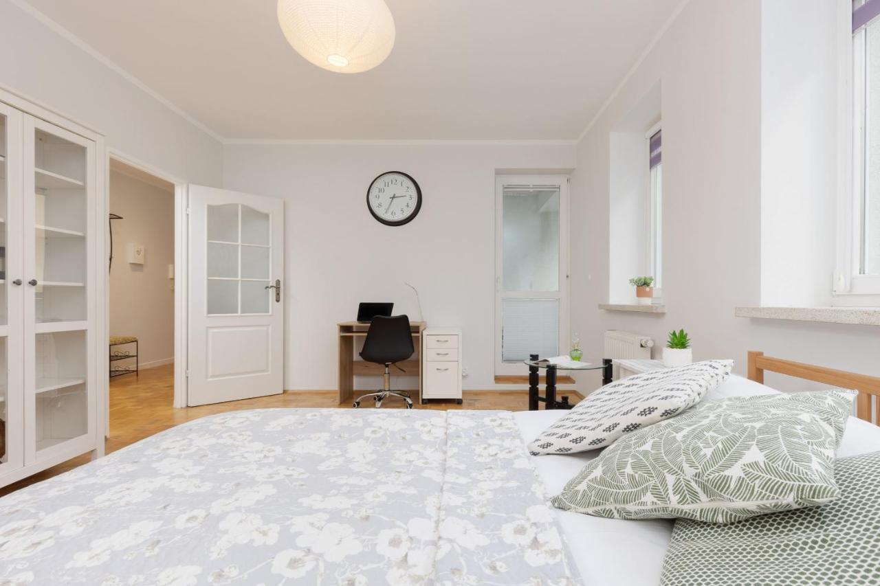 Studio Bielany With Home Office Near Metro Station By Noclegi Renters Warsaw Exterior photo